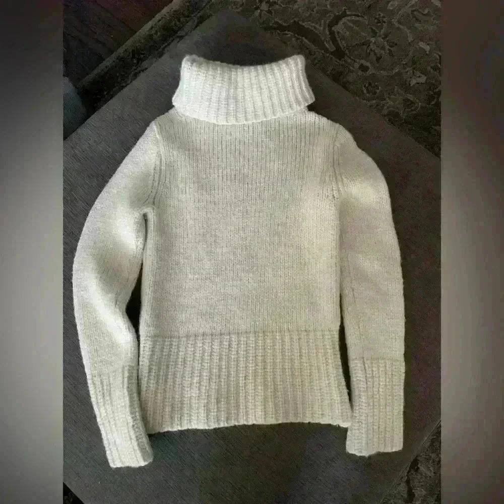 New Scotland Woman’s Turtleneck Sweater size S